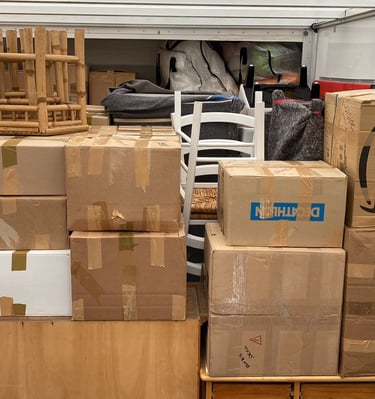 Camionnette de déménagement avec des cartons empilés