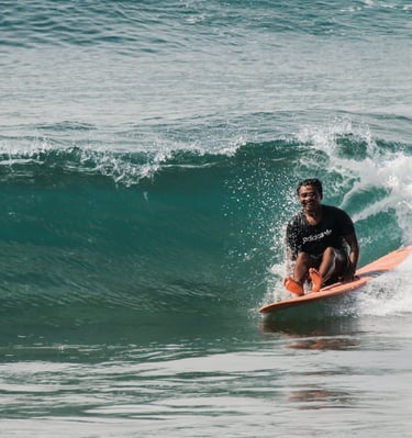 Batukaras surfing