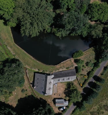 photo aérienne plan d'eau et maison