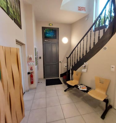 Salle d'attente pour les clients et les patients claire et agréable