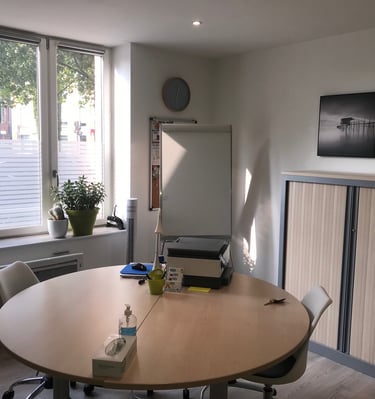 Bureau meublé et lumineux grâce à une grande