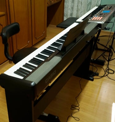piano digital e teclado roland na sala de música da escola toque talento