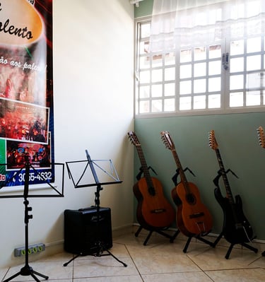 sala de violão viola cavaquinho e guitarra da escola toque talento