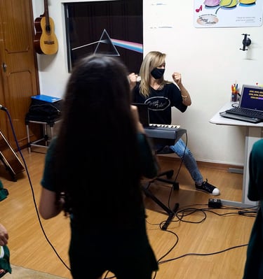 aula de canto e tecnica vocal na escola toque talento