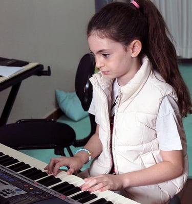 aluna tocando teclado na toque talento