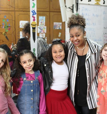 professora com alunas na academia de musica toque talento