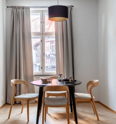 Keittiön ruokailupöytä