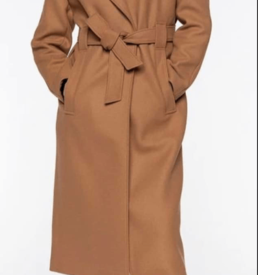 Une femme qui porte un manteau