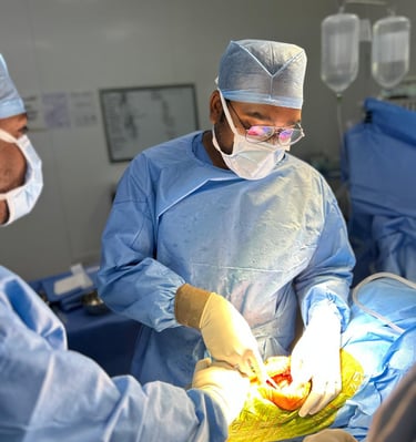 Surgeon Dr Vijay Chandar performing minimally invasive Total knee replacement on a patient's knee