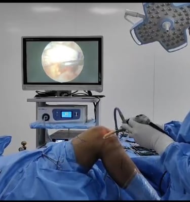 Dr Vijay Chandar performing minimally invasive arthroscopic surgery on a patient's knee