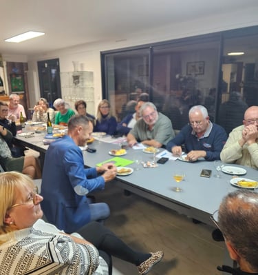 Réunion d'équipe, la tête bien remplie mais qui n'oublie pas de se nourrir