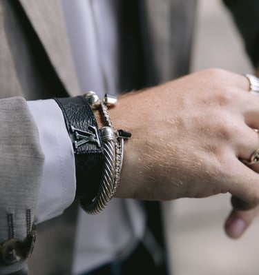 a man in a suit and tie dyes his hands