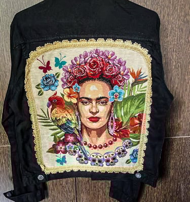 Frida y selva-pintura-y-arte-textil-apliques de tela y randas-sobre-jean