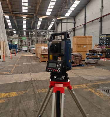 Estación total de precisión realizando control topográfico en parque industrial puebla 2000