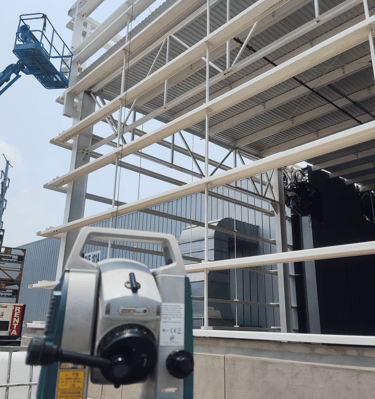 Plomeo de Estructuras metalicas en parque Finsa Puebla.