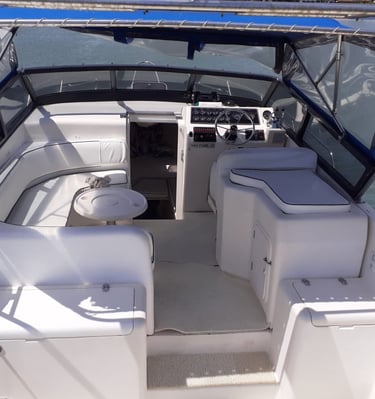 Salão de meia nau com sofá em "U"