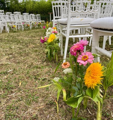 allée fleurie cérémonie laïque mariage fleurs wedding