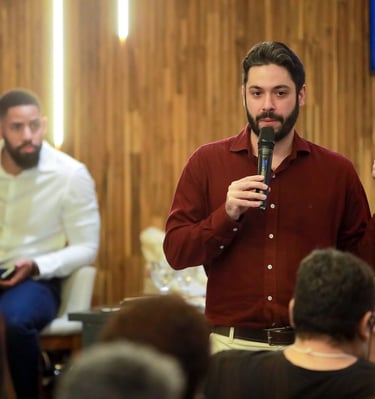 Um palestrante do Destrave Seu Sucesso falando sobre empreendedorismo.