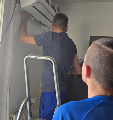 Réparation d'une fuite d'eau sur une unité de climatisation murale