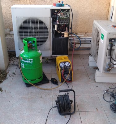 Refrigerant charge recovery.