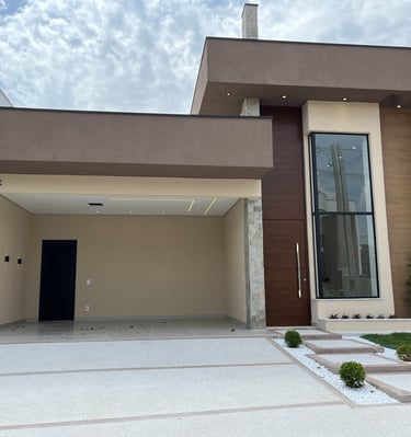 Fachada de residência moderna com garagem coberta e projeto estrutural compatibilizado.