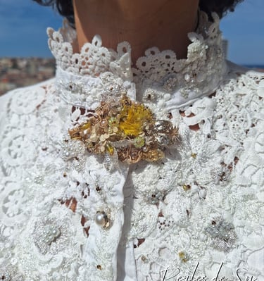 Chemise blanche customisée avec les broderies perlées et une broche plumes et or signées Perles de S