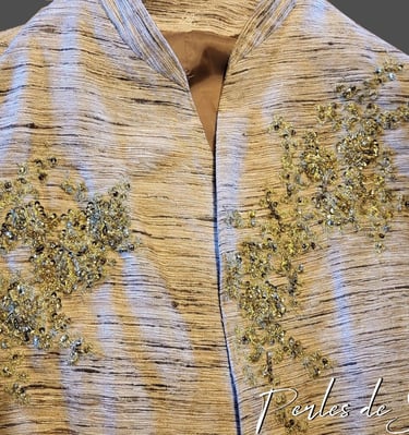 Chemise femme asiatique transformée par l'ajout de broderies dorées de Perles de Soi