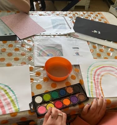 activité d'expression artistique : dessiner un arc en ciel