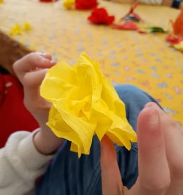 activité manuelle : réalisation de fleurs en papier