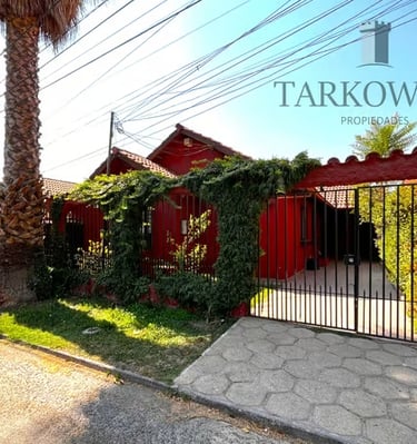 casa roja con cierre de reja y arbustos piso de cemente y área verde dentro y fuera a la venta