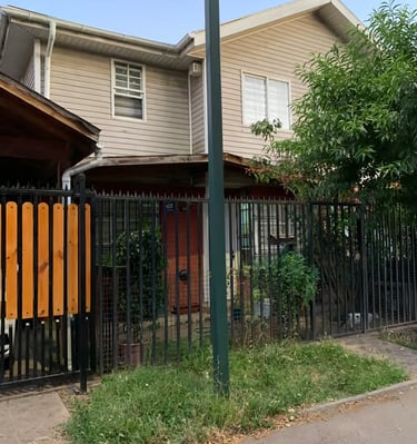 casa de dos pisos blanca ventana con cierre de reja y antejardin con pasto