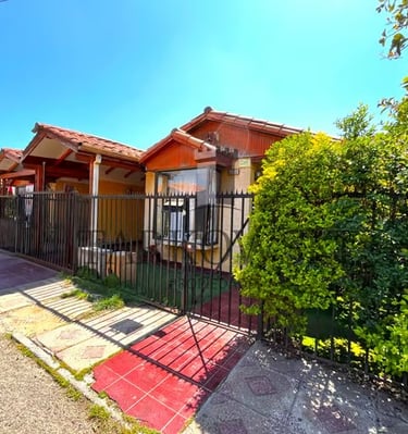 casas con cierre de acero de un solo piso techo de madera y murallas color blanco con antejardin 