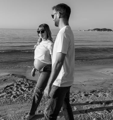 couple en bord de mer de la Ciotat lors d'une séance photo de grossesse
