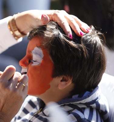 Enfant se faisant maquiller