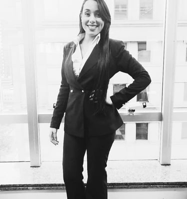 advogada de terno sorrindo