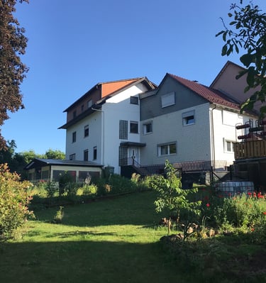 Links im Bild ist der Neubau, in der Mitte das Haupthaus, ganz rechts im Bild die Scheune.