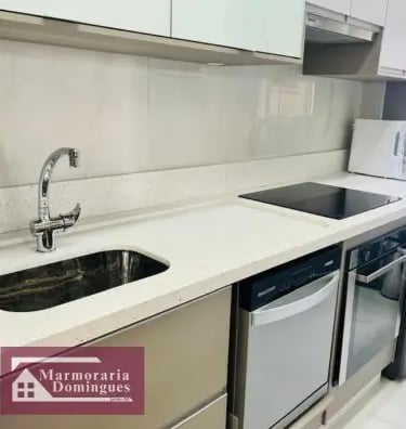 bancada de pia de cozinha em quartzo branco meia esquadria 45 graus feito por marmoraria domingues