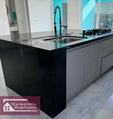 bancada de cozinha em quartzo preto stellar feito por marmoraria domingues