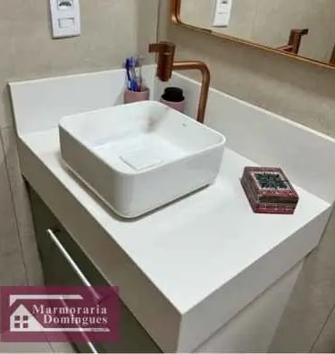 bancada pia de banheiro quartzo super white meia esquadria feito por marmoraria domingues