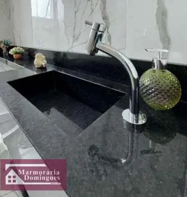 bancada pia de banheiro esculpida preto sao gabriel polido e escovado feito por marmoraria domingues