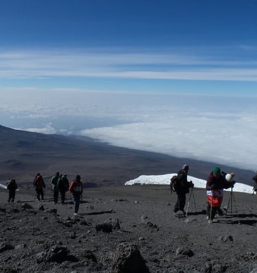 Aufstieg zum Gipfel des Kilimanjaro – dem Dach Afrikas entgegen.