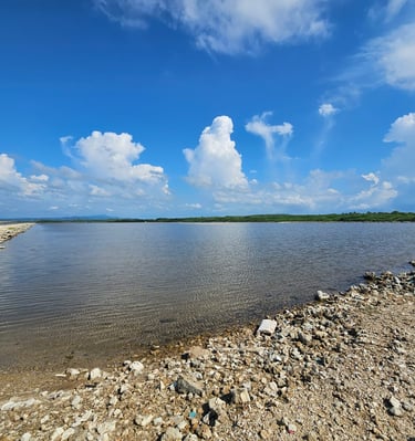 paisaje de aguas cristalinas