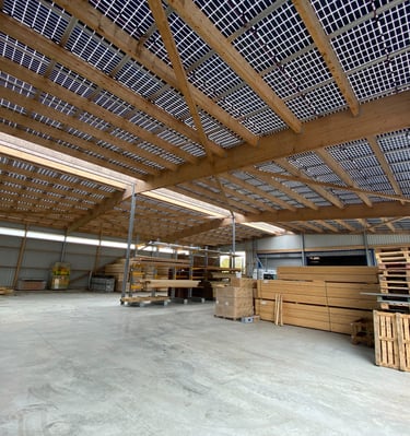 Hangar de stockage avec panneaux photovoltaïque