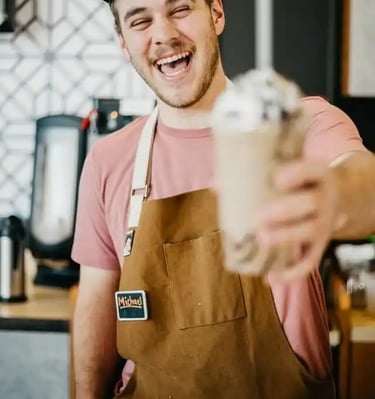 cocinero preparando cafe gourmet