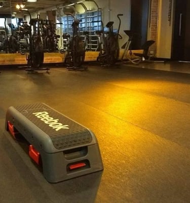 Piso emborrachado de pvc para academia em rolos sem cola crossfit peso livre 