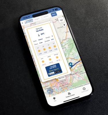um celular que mostra um mapa com previsão do tempo ao longo da rota