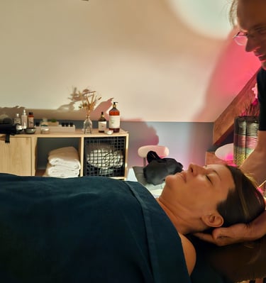 massage crânien de la tête d'une femme