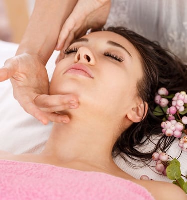 massage doux d'un visage de femme