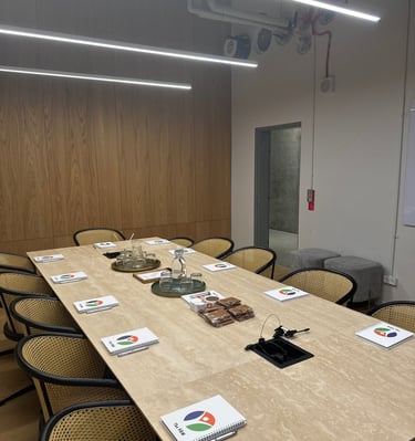 חדר מוכן לסדנת 'ארנק כוחות העל שלי' עם שולחן מסודר, חוברות וכלי עם הארנקים