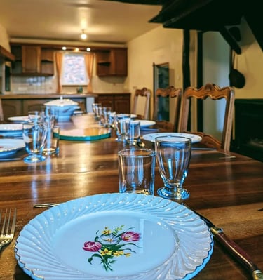 une table avec des assiettes et des verres dessus